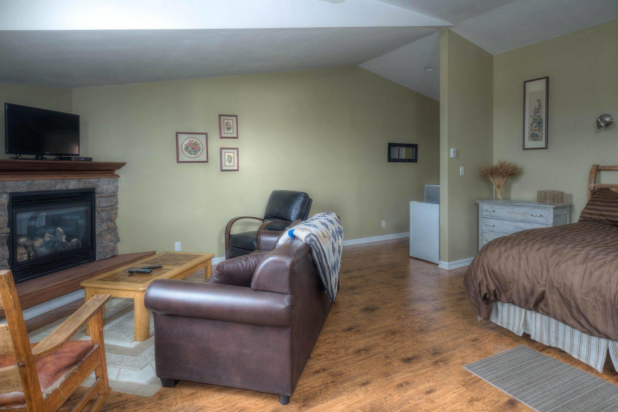 Country Encounters Accommodations Coleman Экстерьер фото