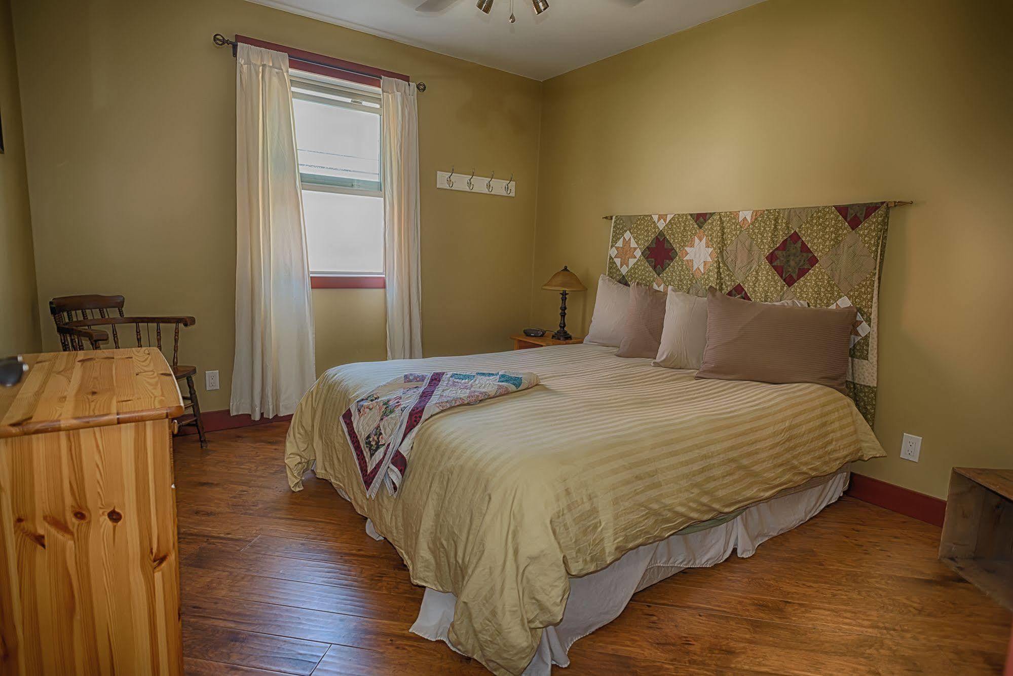 Country Encounters Accommodations Coleman Экстерьер фото