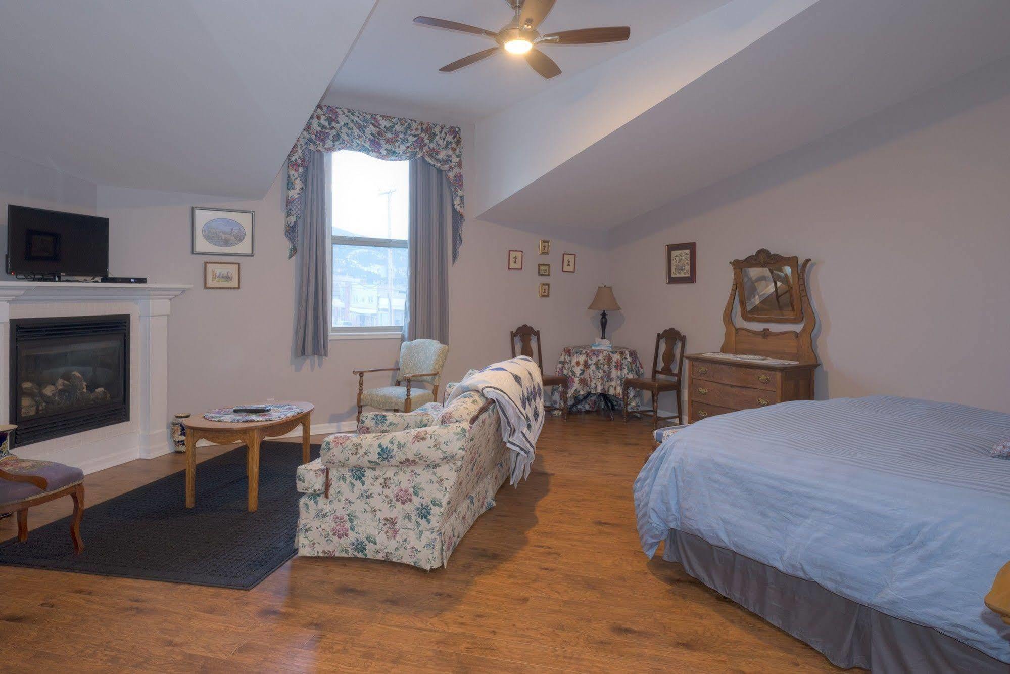 Country Encounters Accommodations Coleman Экстерьер фото