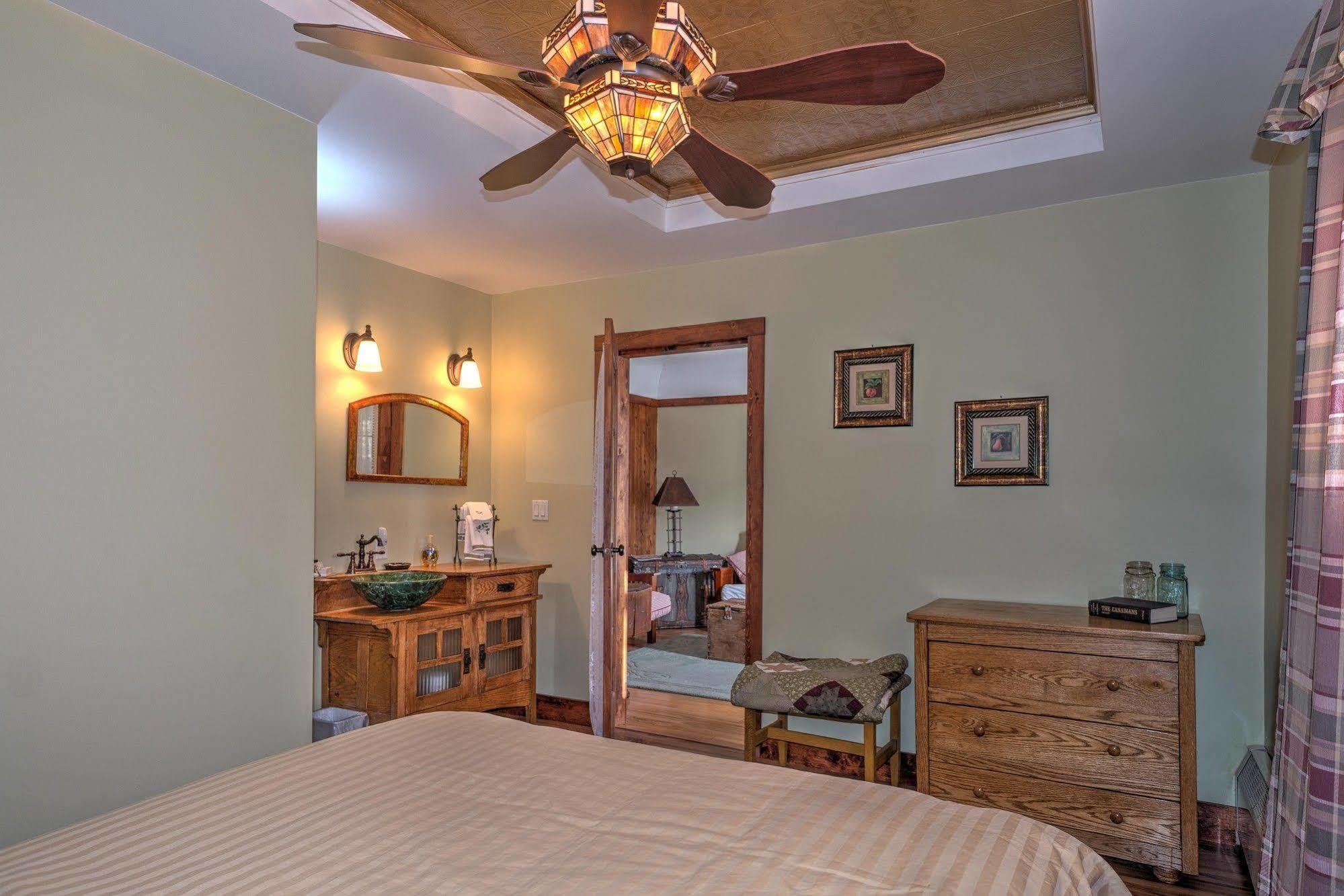 Country Encounters Accommodations Coleman Экстерьер фото