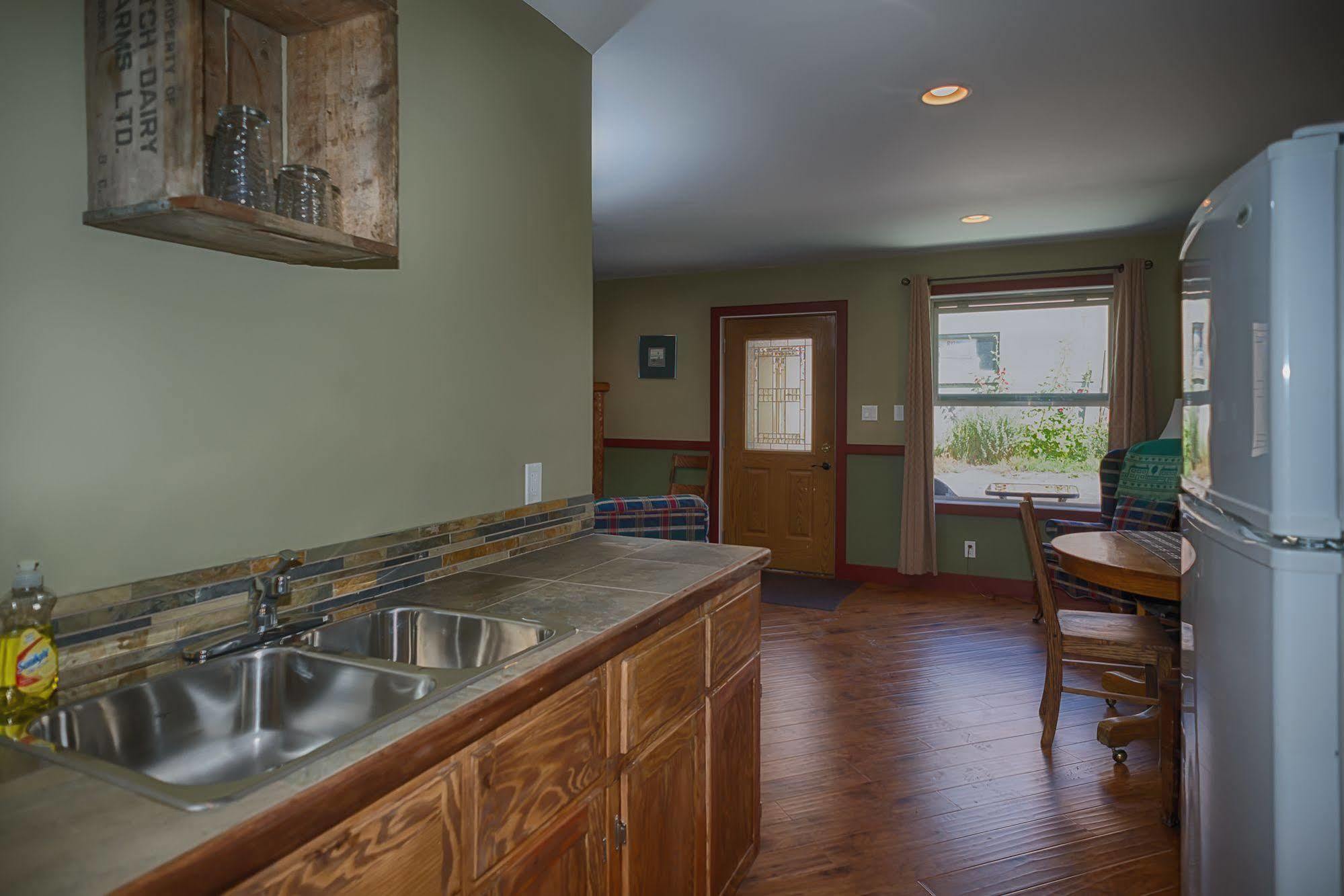 Country Encounters Accommodations Coleman Экстерьер фото